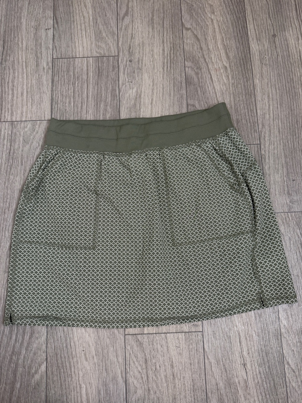 T by Talbots Olive Green Geometric Skort Size Large Built-In Shorts Golf Tennis